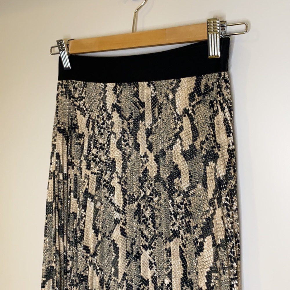 Brand new with tag - H&M pleated midi skirt in xs - Picture 3 of 7